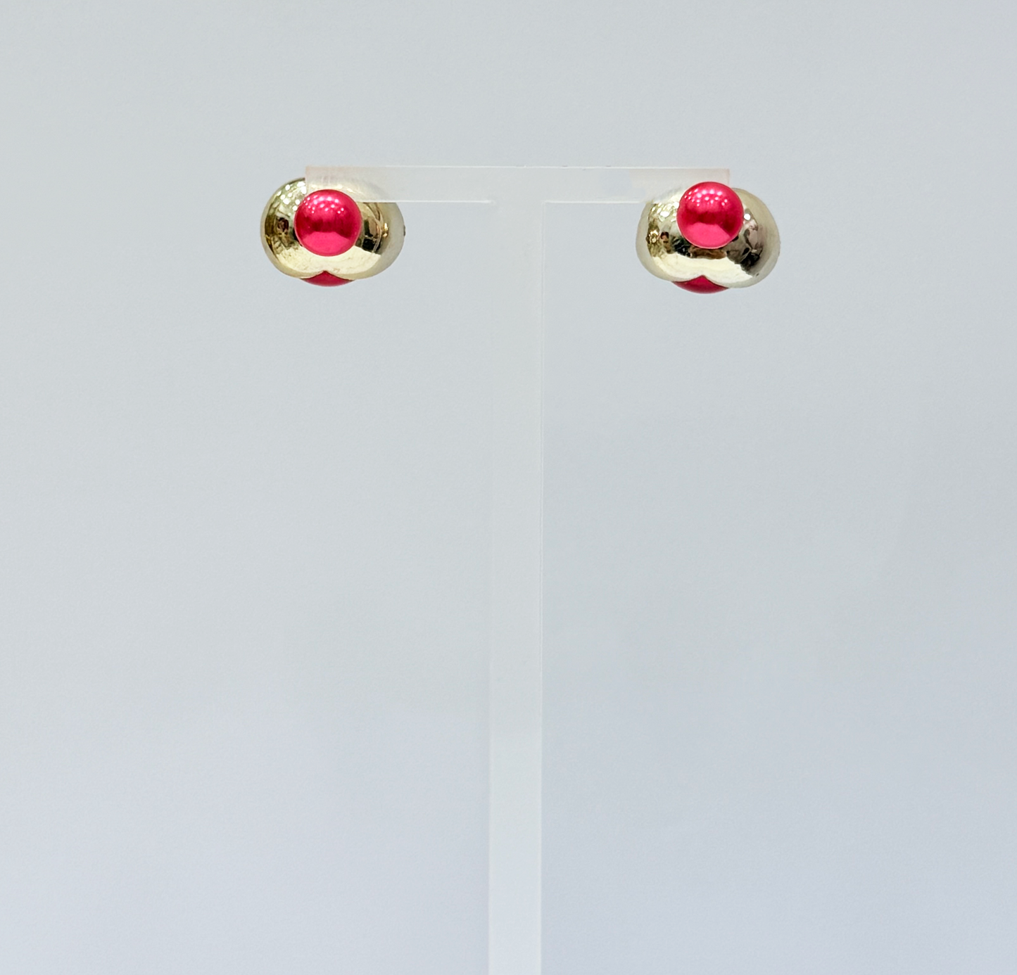 Red earrings with gold details with a special clasp