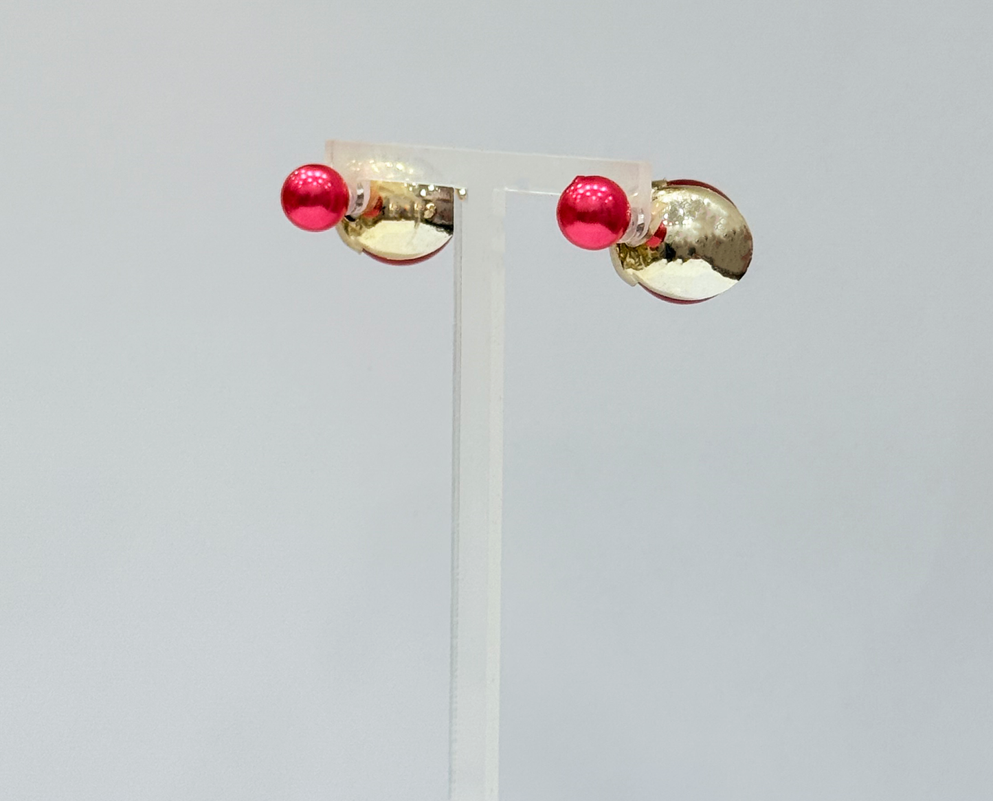 Red earrings with gold details with a special clasp