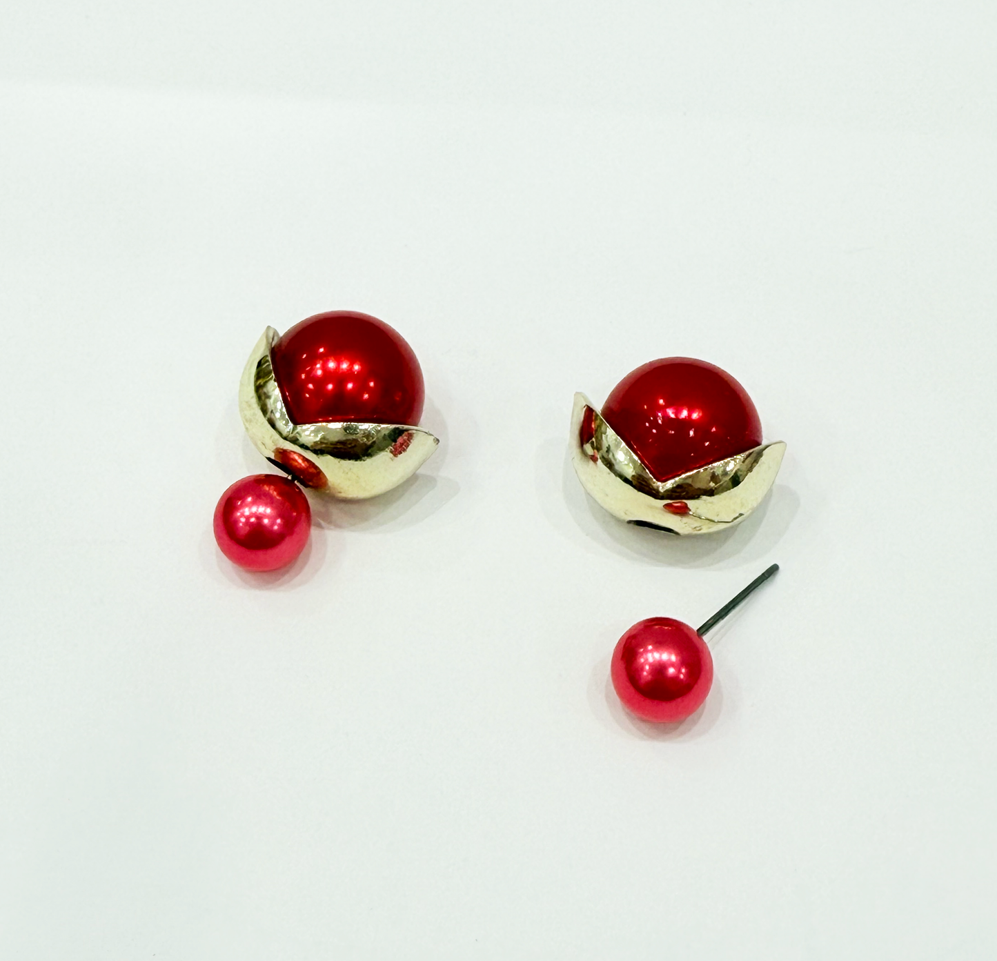 Red earrings with gold details with a special clasp